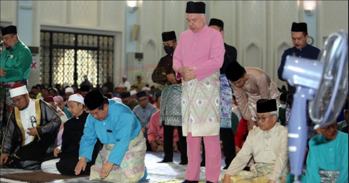 霹雳苏丹纳兹林沙殿下在清真寺祈祷。