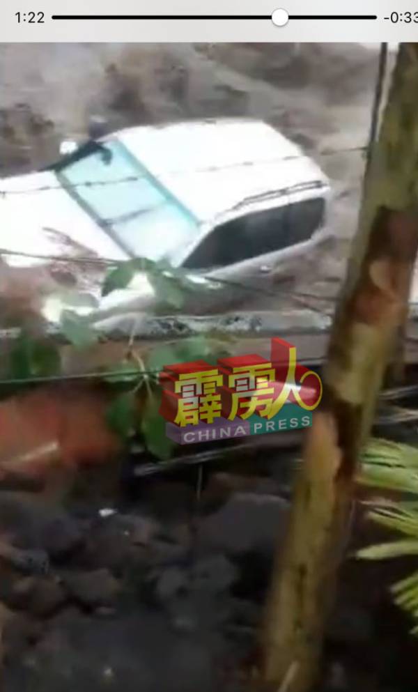 网传一辆货卡从打巴往金马崙途中遇上洪水被冲走的视频，警方证实相关路段并没有发生该事故。（ 视频截图）