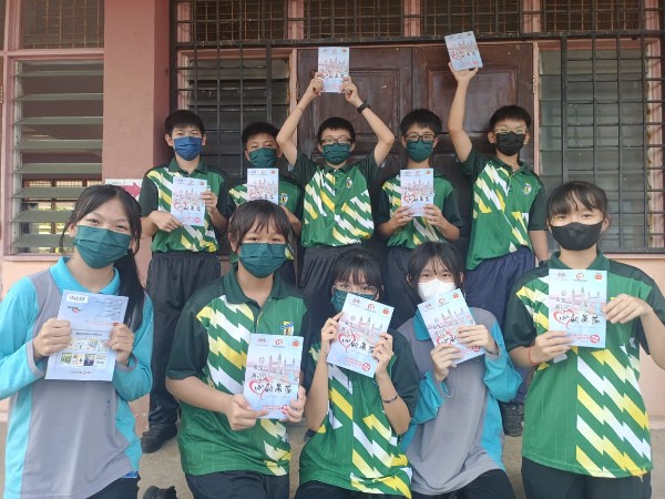 敦拉萨国中受惠学生开心展示文集。