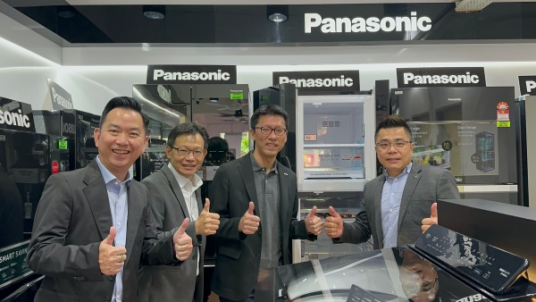 Panashop提供应有尽有电器，欢迎公众体验产品的高质量。左起张韵铭、刘俊华、西田圭介及徐国龙。