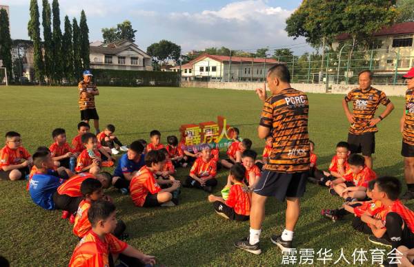 霹雳华人体育会于今年初开办足球青苗培训班，盼能推动华人足运，和栽培足坛 人才，再引领风骚。（霹雳华人体育会提供）
