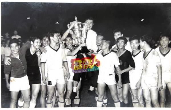 霹雳州足球队以7比3气走新加坡，夺得1967年马来西亚华人足球盃，右为陈仕安。（霹雳华人体育会提供）