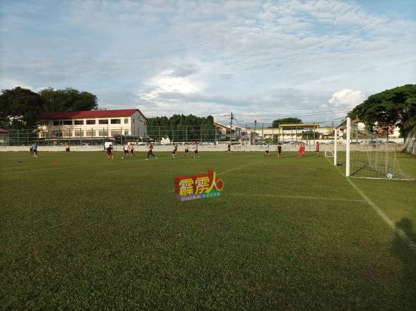 霹雳华人体育会会所前面的足球场，每天都有踼足球的人潮，非常热闹。