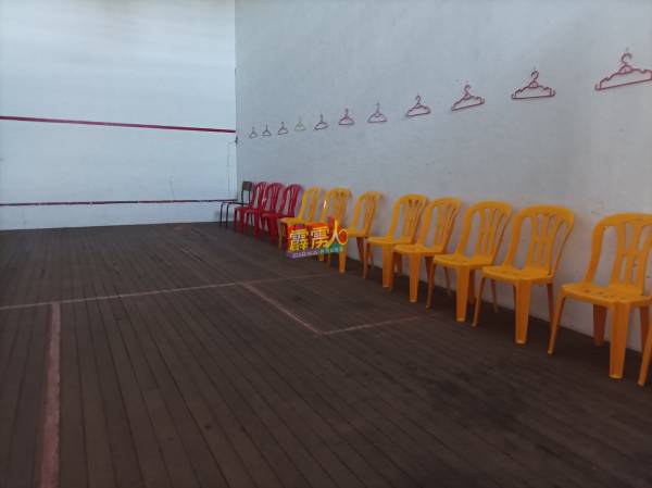 霹雳华人体育会把已渐没落的壁球室，改为更衣室。