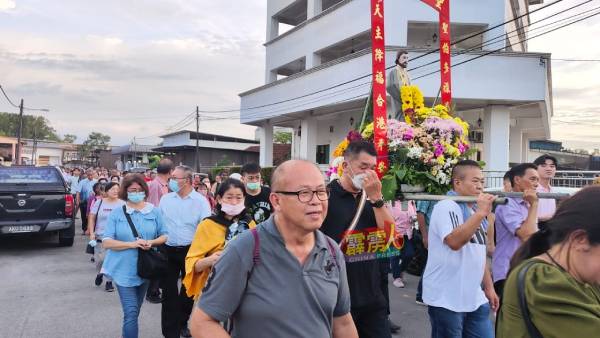  教徒们参与游行活动，浩荡出发沿街传送福音。