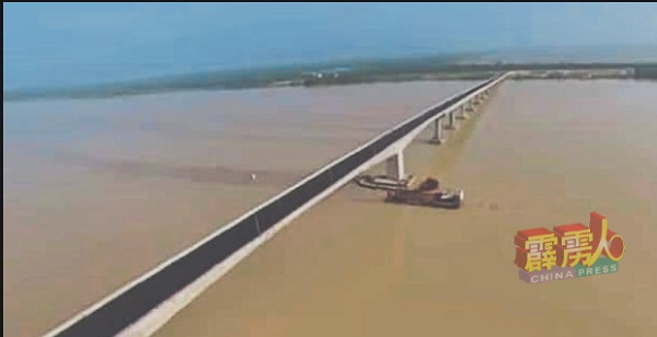 峇眼拿督大桥”耗资4亿600万令吉，长达1.5公里。
