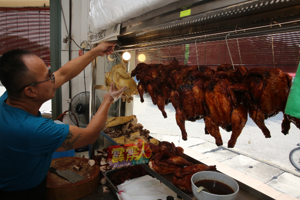 与其他鸡饭摊不一样，江国伦出售其他烧腊，只卖烧鸡、胡须鸡及南乳炸肉。