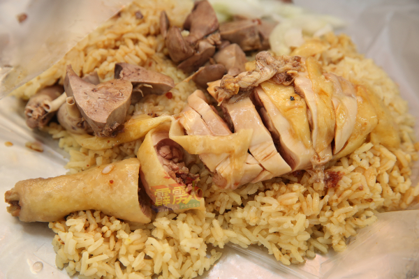 江氏鸡饭的白鸡饭，选用的是胡须鸡，口感比普通肉鸡更劲道。