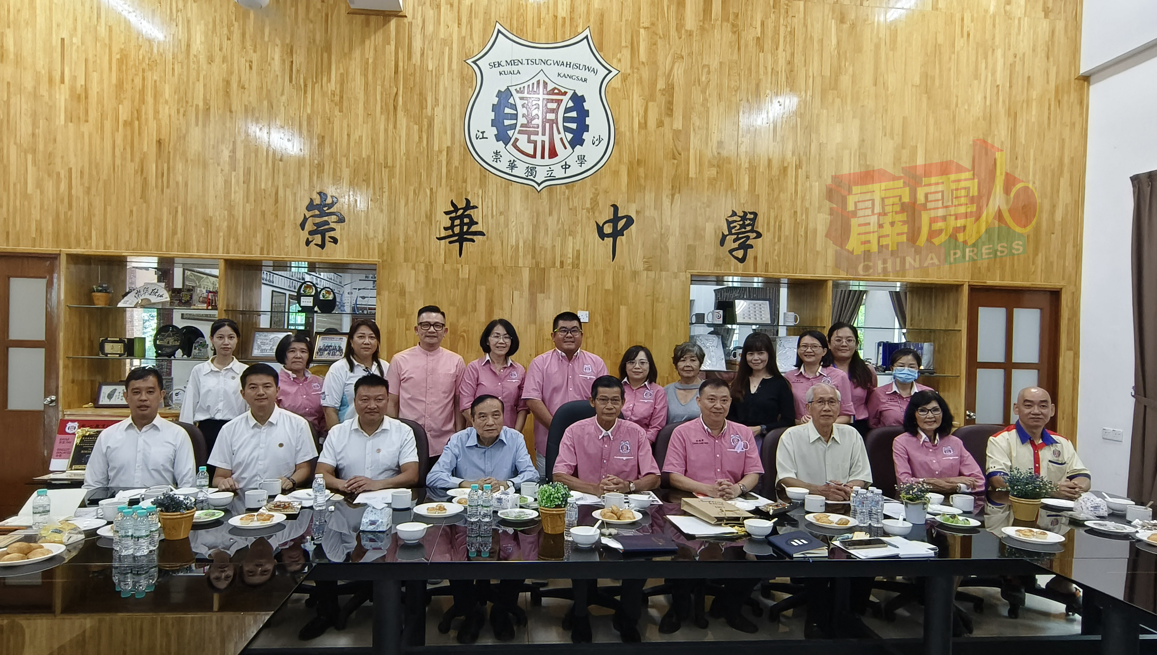 中国泉州轻工职业学院一行人，于週三（19日）访问霹雳江沙崇华独中。前排左起梅德顺、何振鹏、喻亮、黄东海、黄胜全、庄织华、符儒惠、沉春琼、龙仕彬。