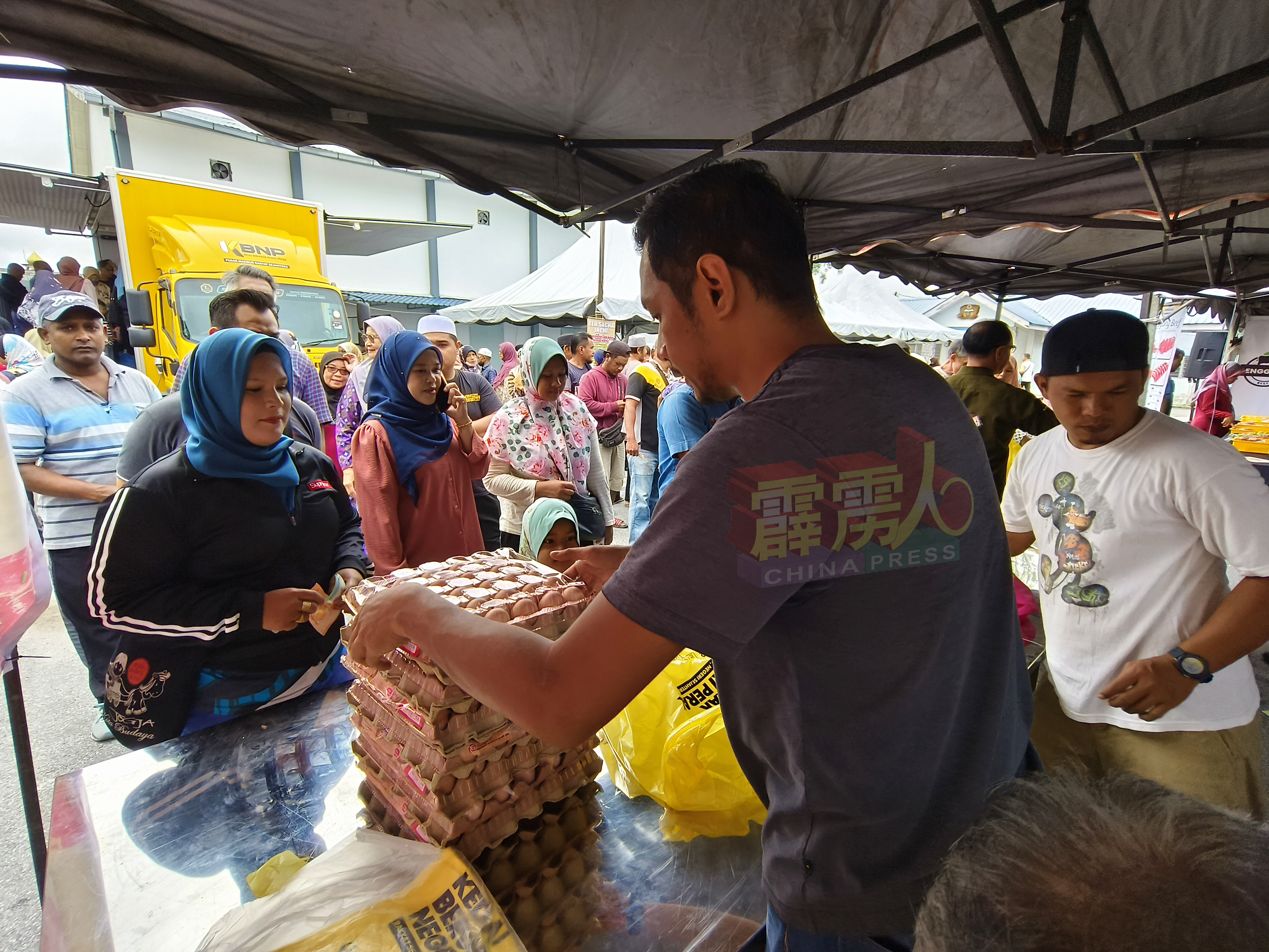 配合霹雳州农业机构50週年庆典，当局也在会客日上举办高达50％折扣的廉价促销活动，民众排队购买半价鸡蛋。