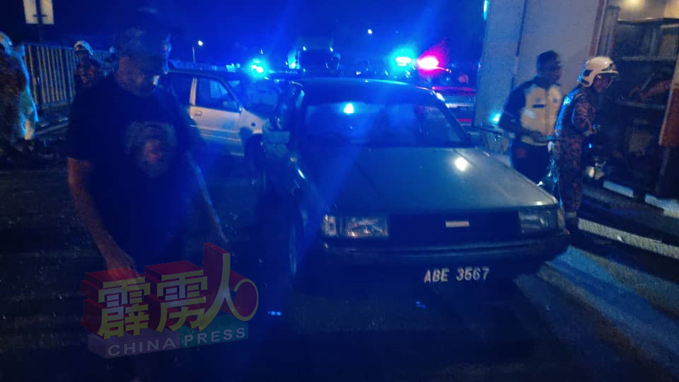 和丰兴中中学前面的圣淘沙路，于週二（25日）晚发生4车相撞车祸，消拯员受召救出伤者。