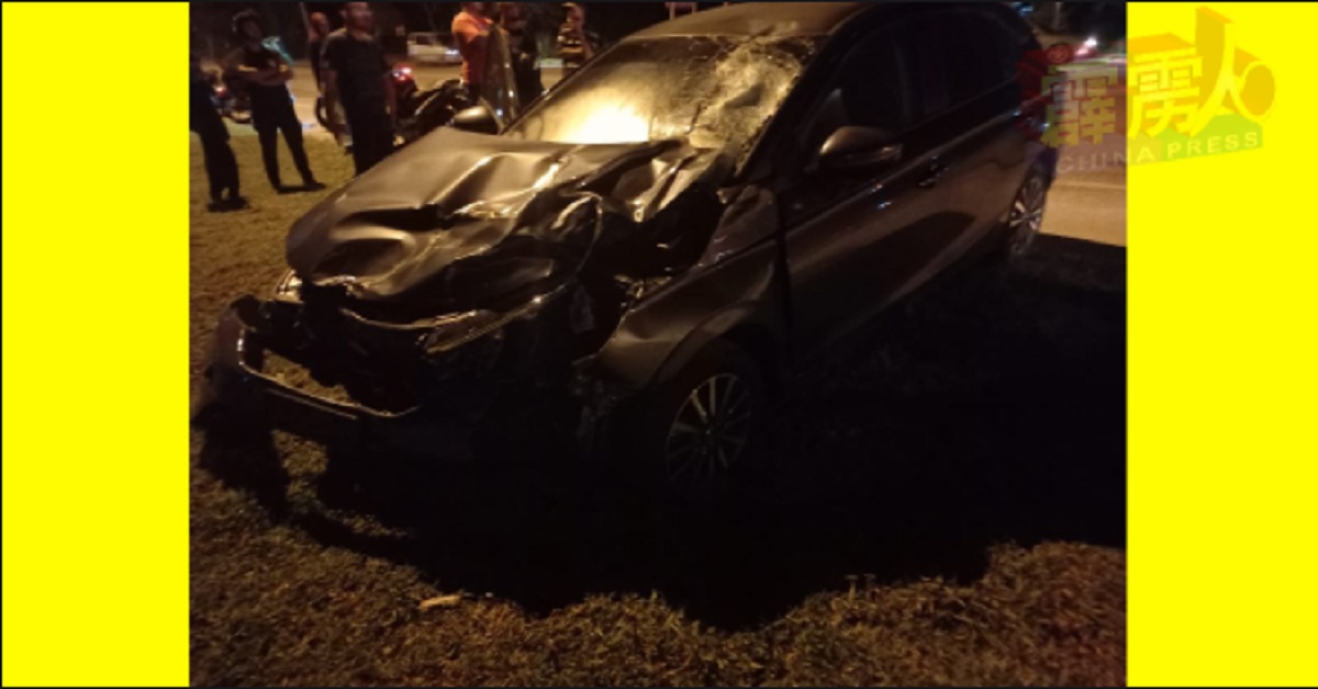 车祸后本田轿车前端严重损毁。