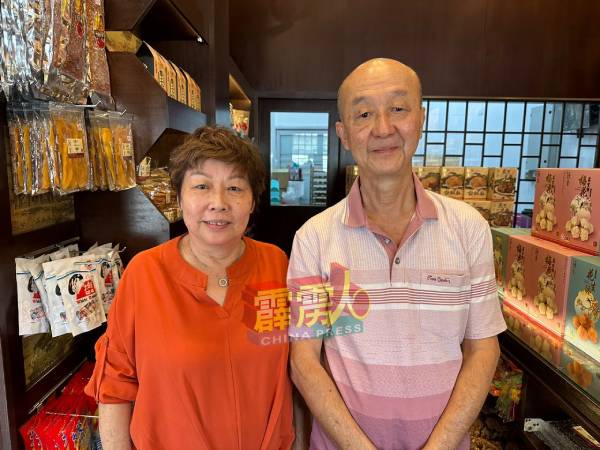 薛福来（右）指在哈芝节当天，该店已迎来游客光顾，购买土产。