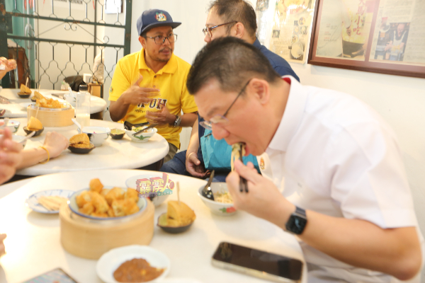 怡保美食魅力无法挡！倪可敏周六走访及巡视选区前，先在旧街场享用一顿早饭。