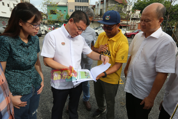 崔慈恩（左起）、倪可敏与谢保恒向怡保市政厅工程及建筑组主任阿里夫（右2）了解怡保旧街场多层泊车场计划进度。