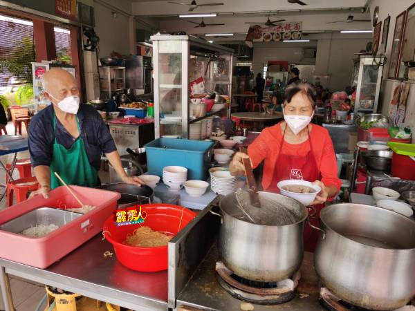 李之概（左）售卖的猪肉及底粉，获食客捧场。