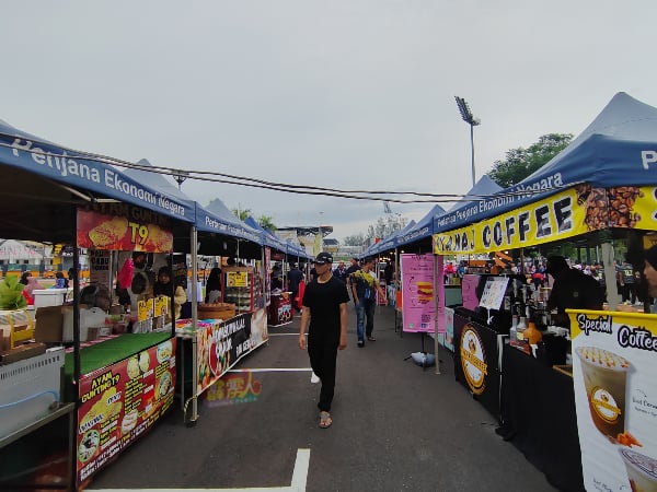 会场中央也设有超过30个美食摊位，让前来的民众也能一并享用美食。