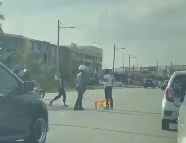 视频最初可见1名身穿深色衣服、男子手持藤条与另一名白衣男子在大路上对峙。