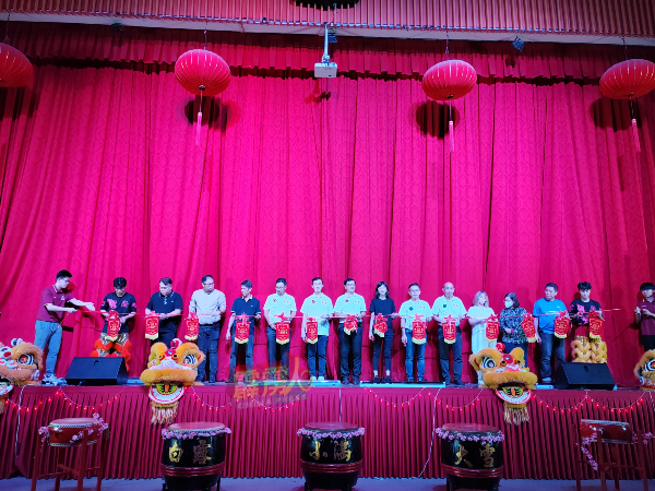 吴亚掑（左5起）、曾庆莱、陈国辉、赖晓燕、马强森及江俊亮等人与热心赞助商主持开幕剪彩。