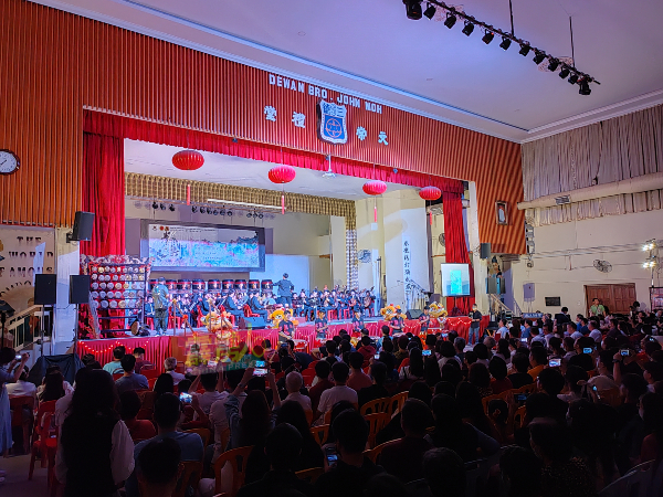 当晚三德中华文化晚会“拳乐”盛大举办，现场1100名出席者凭票出席。