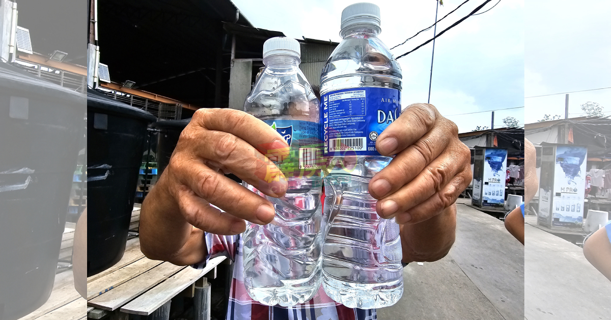 双礼佛居民展示周二（7月4日）中午收集的自来水样本（左），明显较未开封的矿泉水（右）混浊。