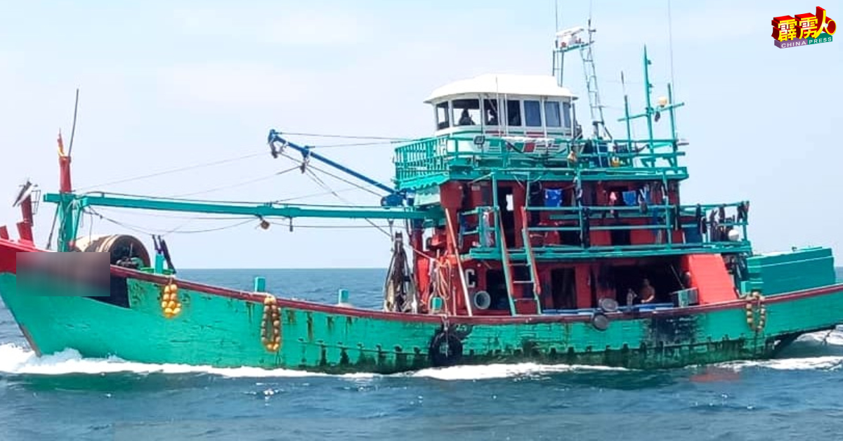 霹雳州海事执法机构扣押1艘疑非法僱用外劳的本地深海渔船。