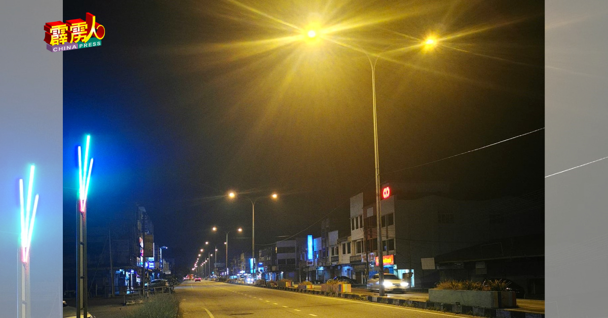 随着维修路灯工程接近尾声，爱大华大街路灯陆续恢復照明功能。（张传文提供）