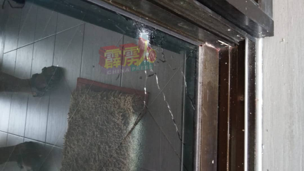 陈明成的住家玻璃门遭子弹射爆。