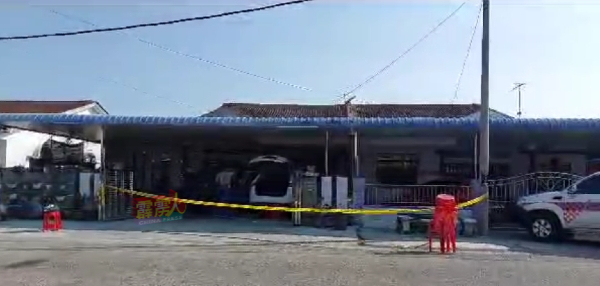 瓜拉牛啦村长住家遭枪手连开5枪，案发后警方人员到场调查。