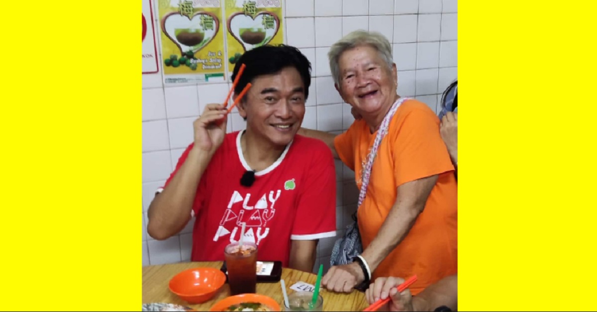 宪哥热情的市民近距离合照。 (自Ipoh Food怡保美食天堂专页)