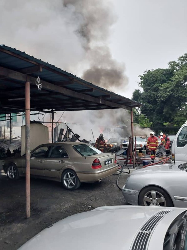 数辆汽车未能移开而遭烧毁。