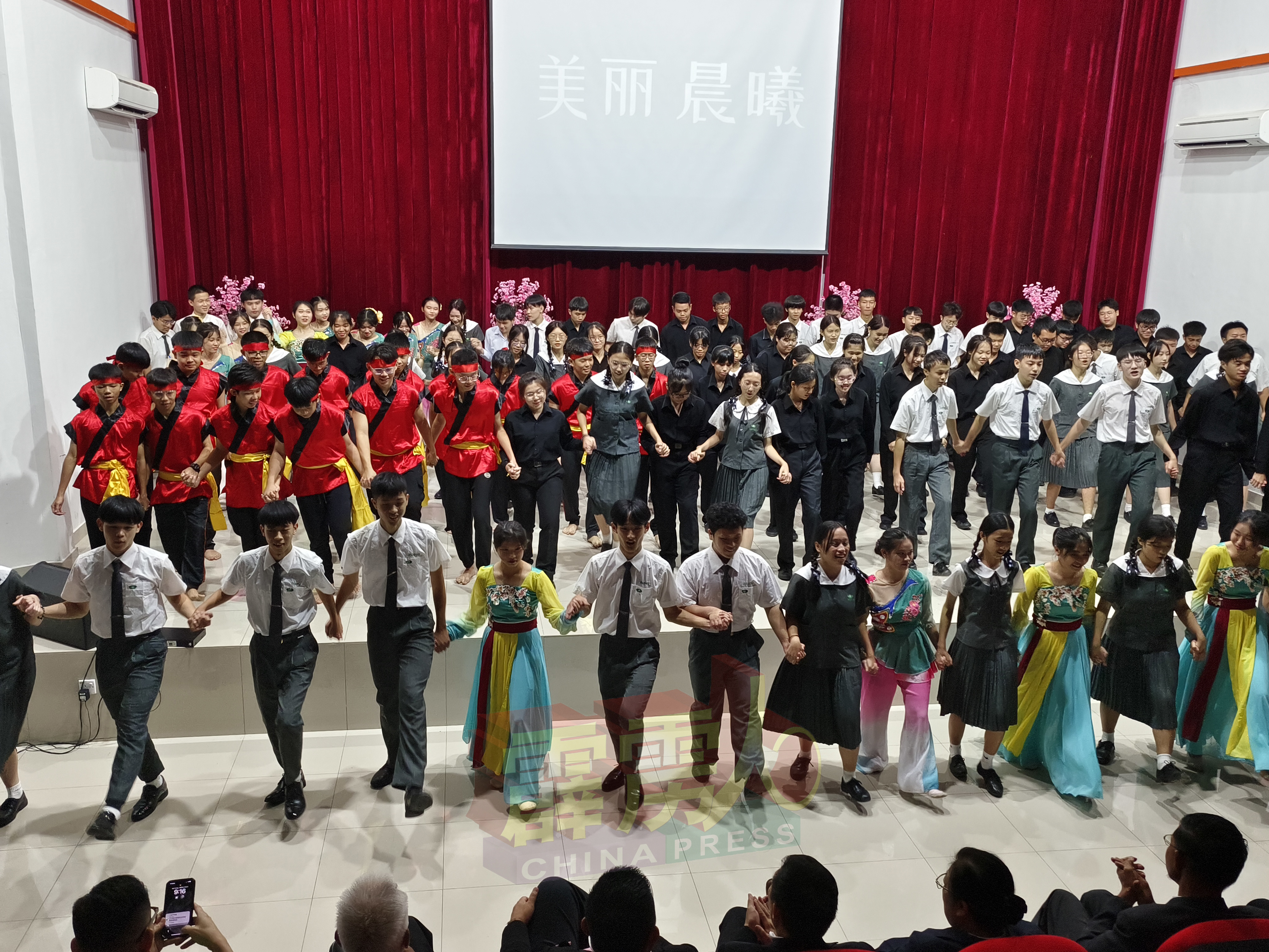 马来西亚崇华独中与台湾慈中两校学生，在台上呈献精彩的国际音乐会表演。