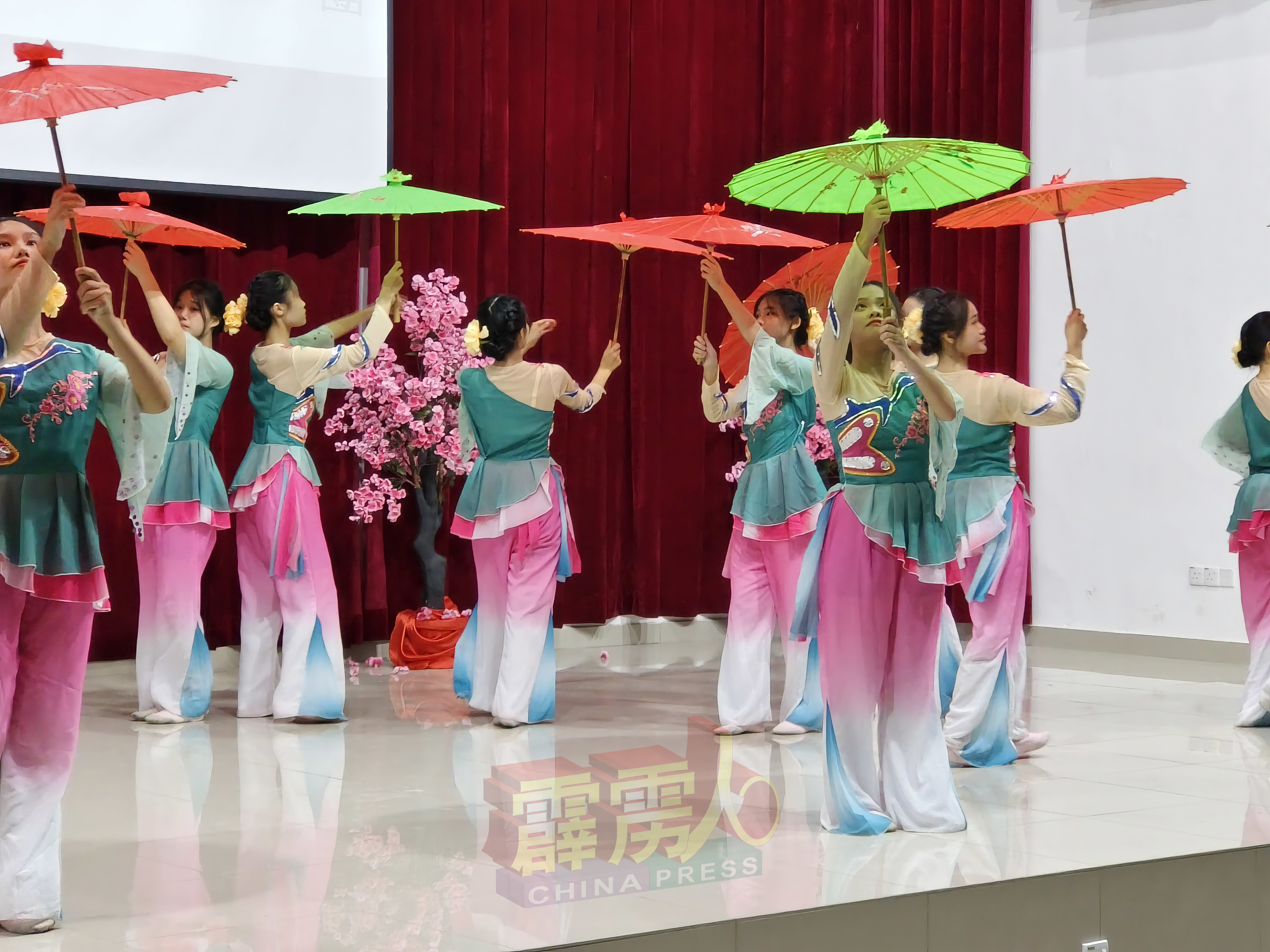 崇华独中舞蹈团呈献“嘻雨”舞蹈。