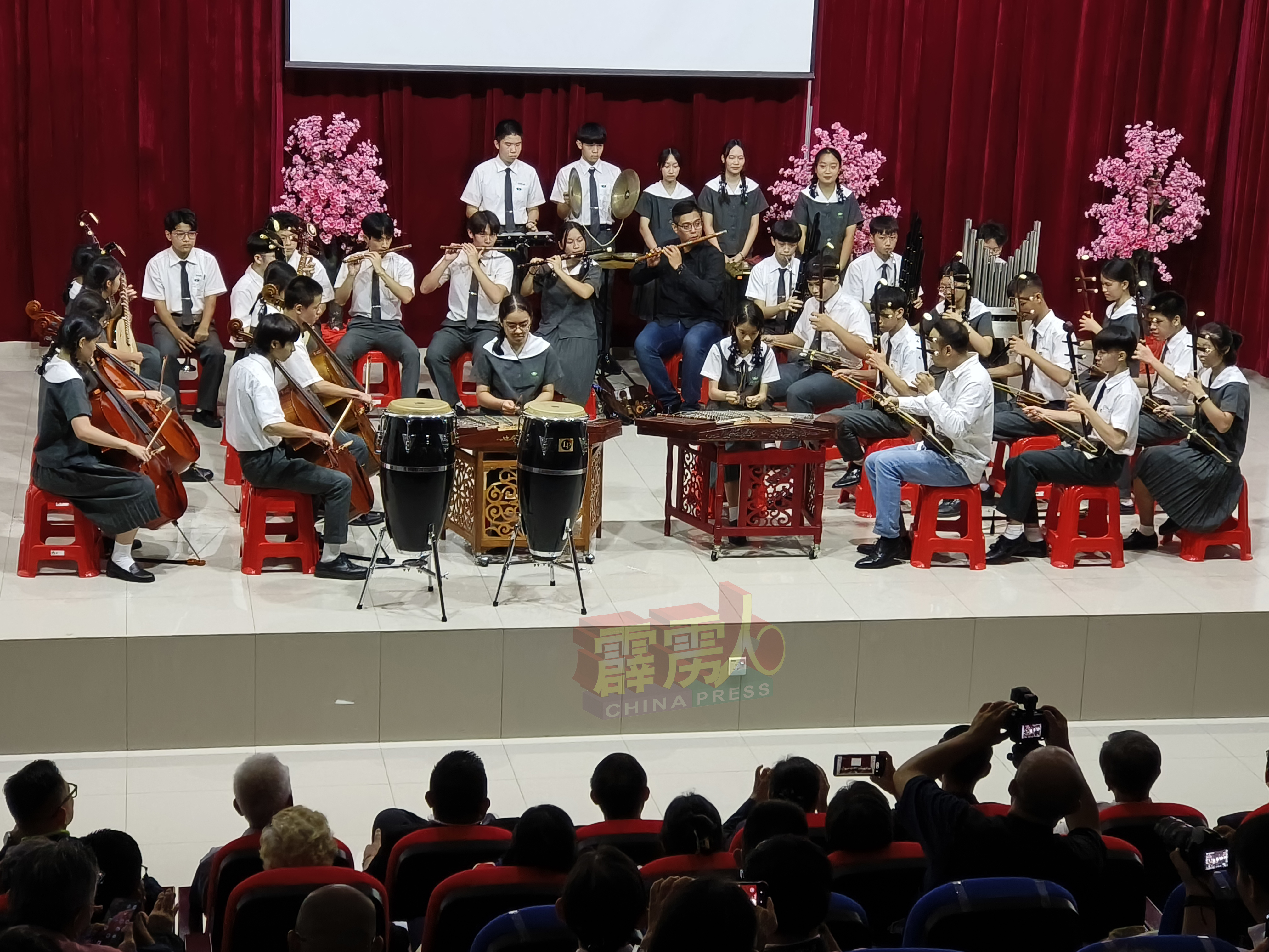 慈中的国乐表演，演奏了“望春风”、“桃花过渡”、“草螟弄鸡公”及“Rasa Sayang”。