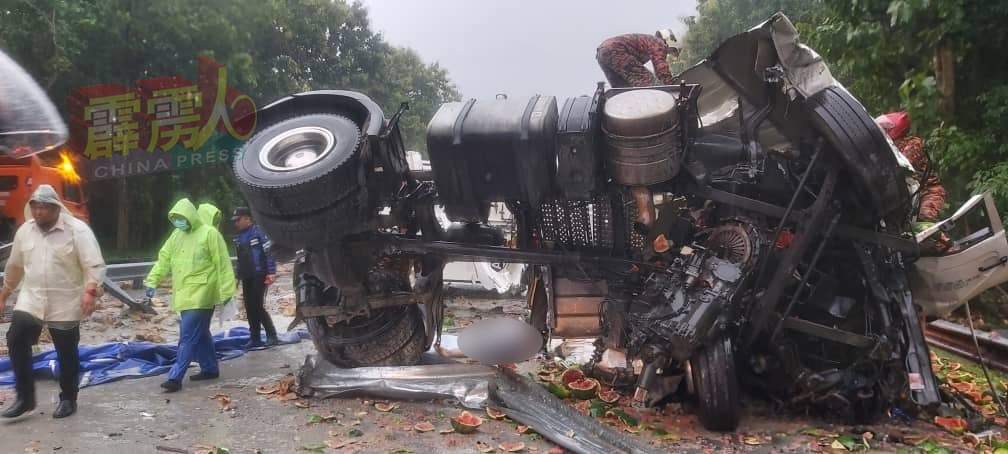 载西瓜拖格罗厘、洋灰拖格罗厘及货卡相撞，导致2名罗厘司机当场死亡。