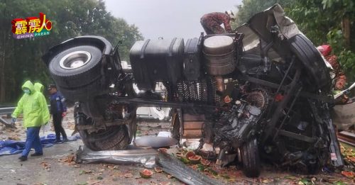 2罗厘及1货卡打巴相撞 2死  满地破西瓜 大道北上交通中断