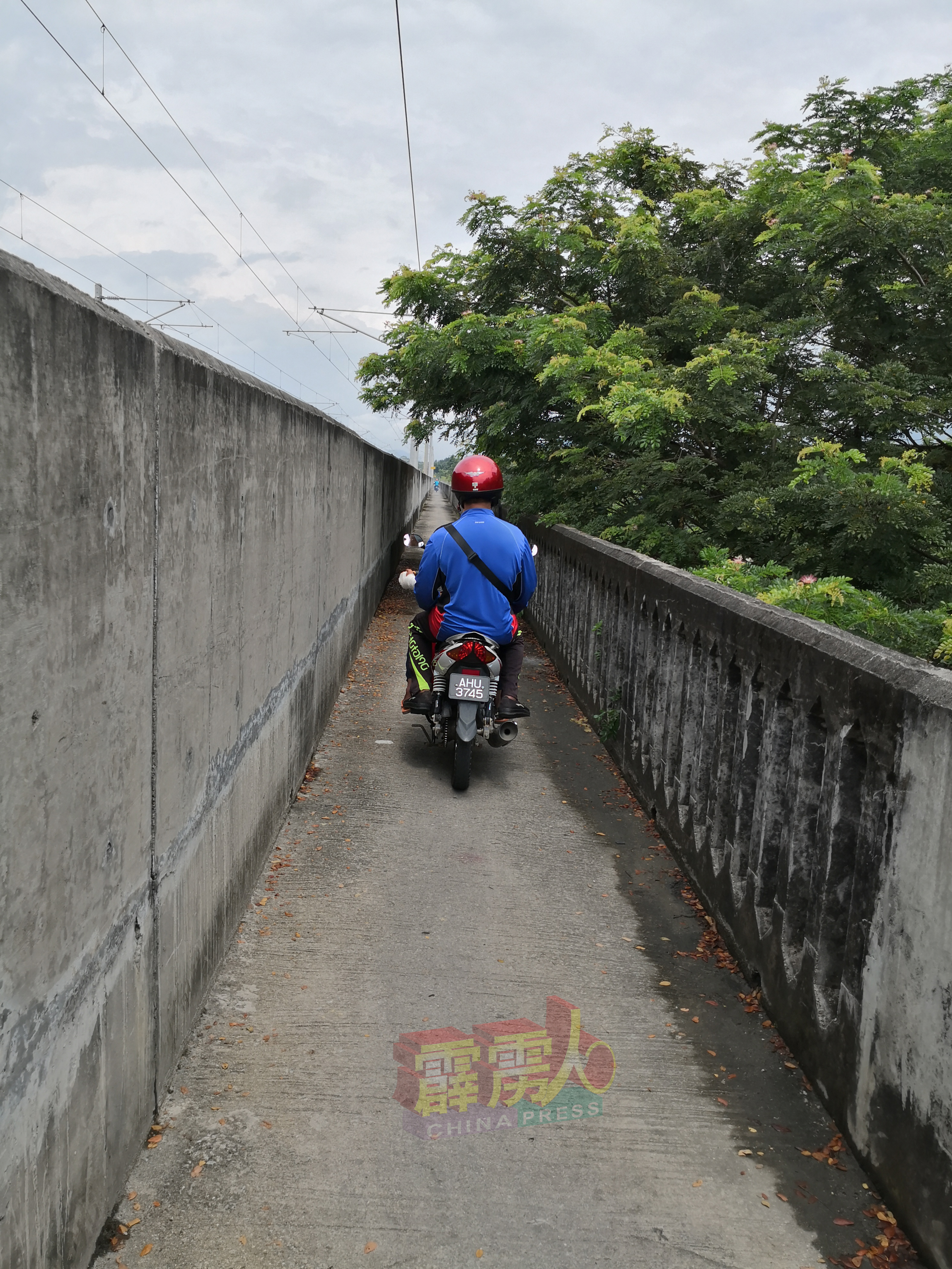 当地村民嫌弃混凝土摩哆专用道不平坦，更喜欢使用铁板小桥道骑摩哆川行两岸。