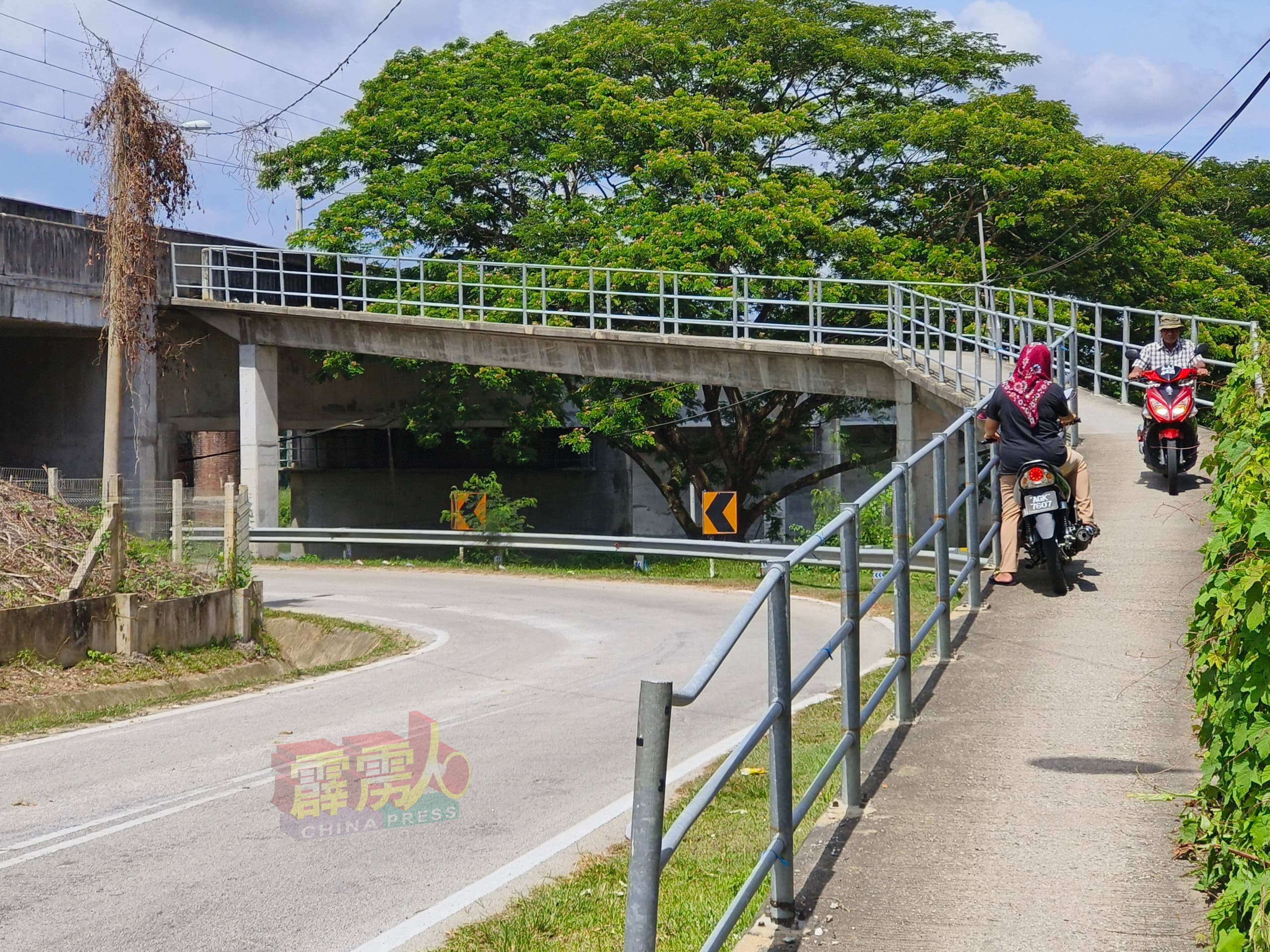 目前，村民都是使用混凝土摩哆专用道，川行两岸。