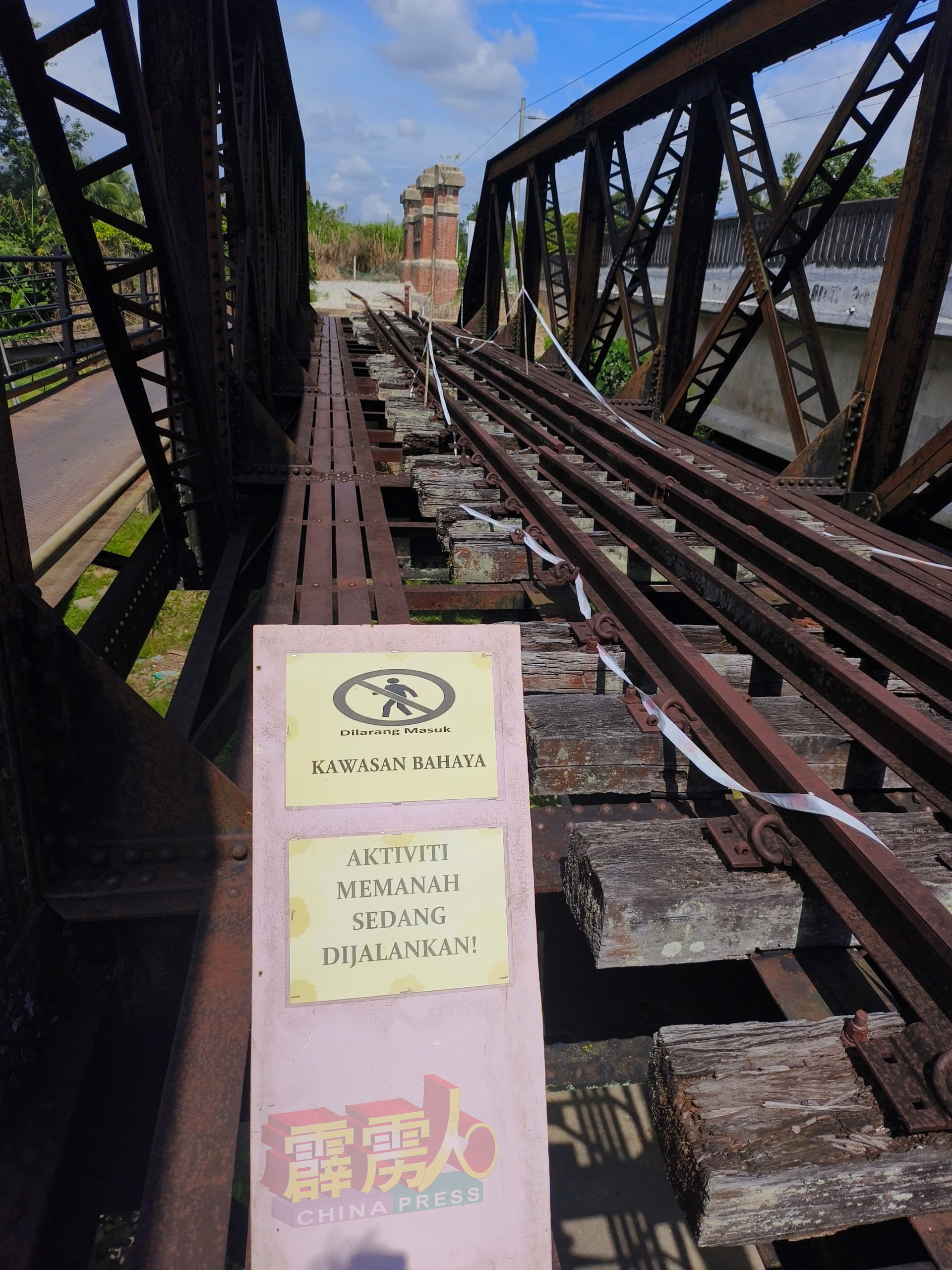 工作人员有在百年火车桥四週置放告示牌，提醒游客修缮工程进行中。