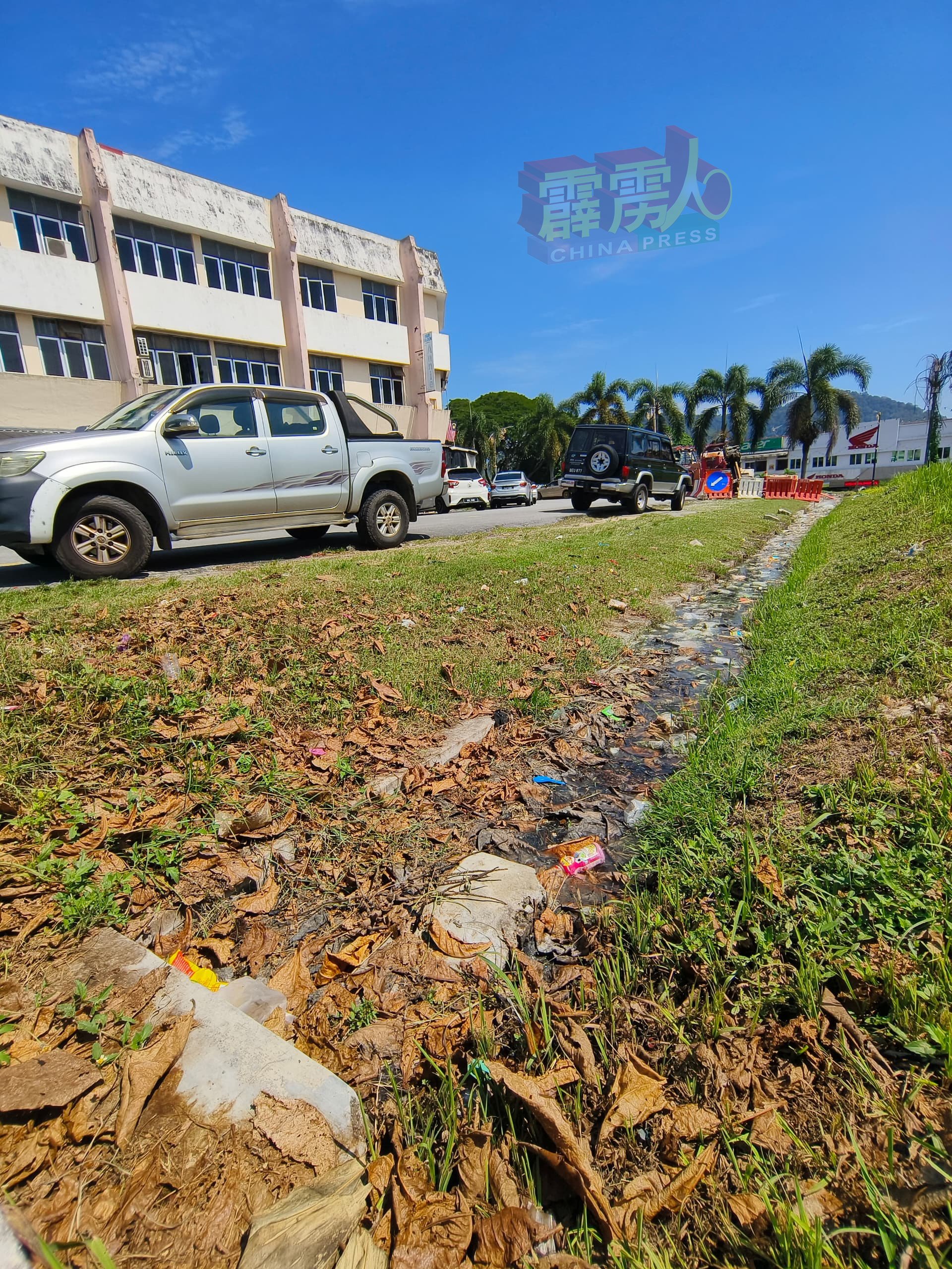 江沙拿督沙咯路美味园饮食中心旁的一条沟渠，堵塞了两个月之久，有望在近期获得疏通。