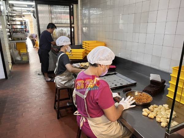 为应付中秋节月饼订单，饼家在这段时间都会调整人手赶制饼。