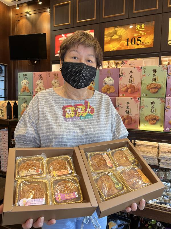 薛太太展示各种口味月饼。