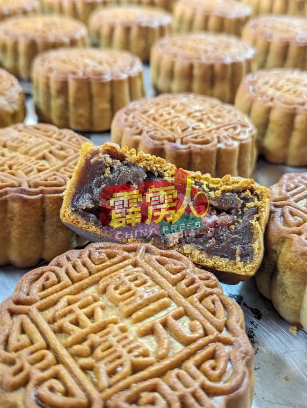 锺汉元饼家去年推出的新品金腿莲蓉月饼，其受欢迎度非常高，是喜爱金腿月饼者的心头好。（锺思明提供）