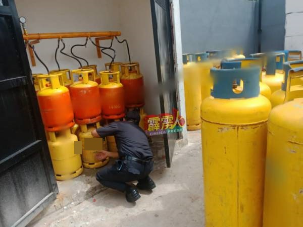 霹州国内贸易及生活成本局突击检查洗衣店，充公55桶液化石油气。