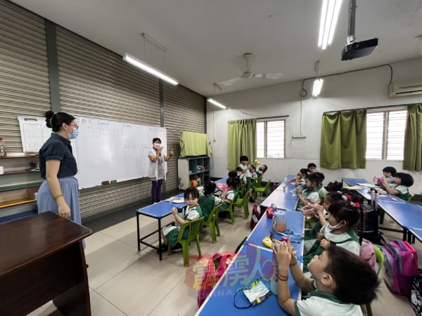 由于学前教育幼童是手足口症高风险群，因此中山幼儿园师长时刻都留意学童的状况是否有出现异样。