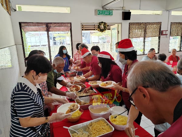 老人院向来获得善长仁翁的支持，不时有人捐赠餐食，在伙食费方面开支不大。