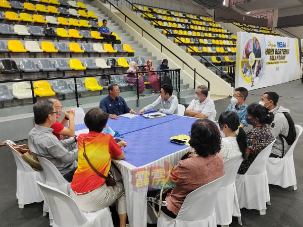 大和园打曼德沙哈伦居民协会代表，周三前来会客日与近打县土地局洽谈，有关该住宅区所面对的问题。