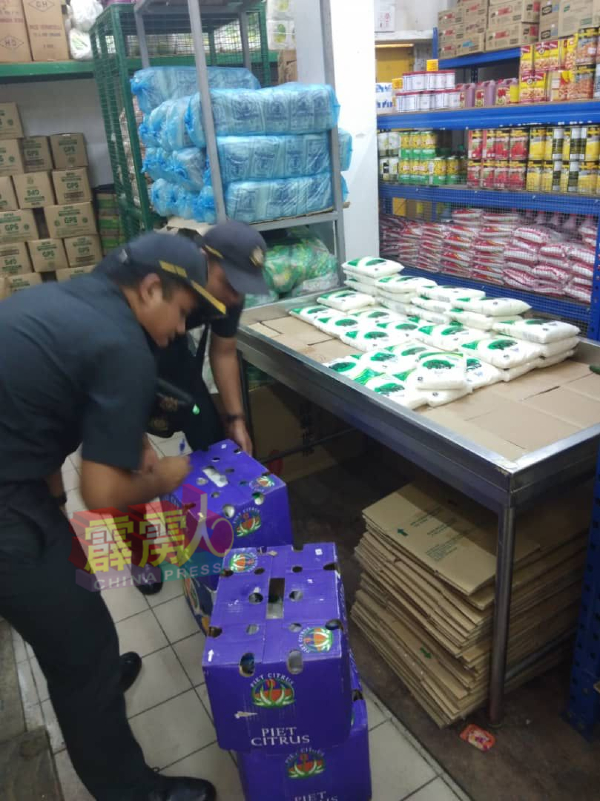 华都牙也1家商店因设条件出售白糖，遭执法人员当场揭发。