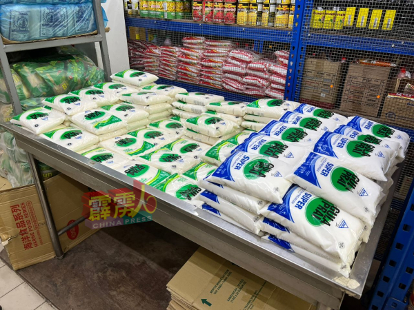 当局在行动中充公了174公斤的白糖（100公斤粗糖及74公斤精制白糖），市价620令吉85仙。