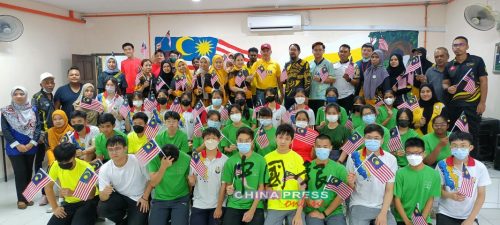 培南独中与邻近马来甘榜办社区大扫除与美化活动 促进国民交流